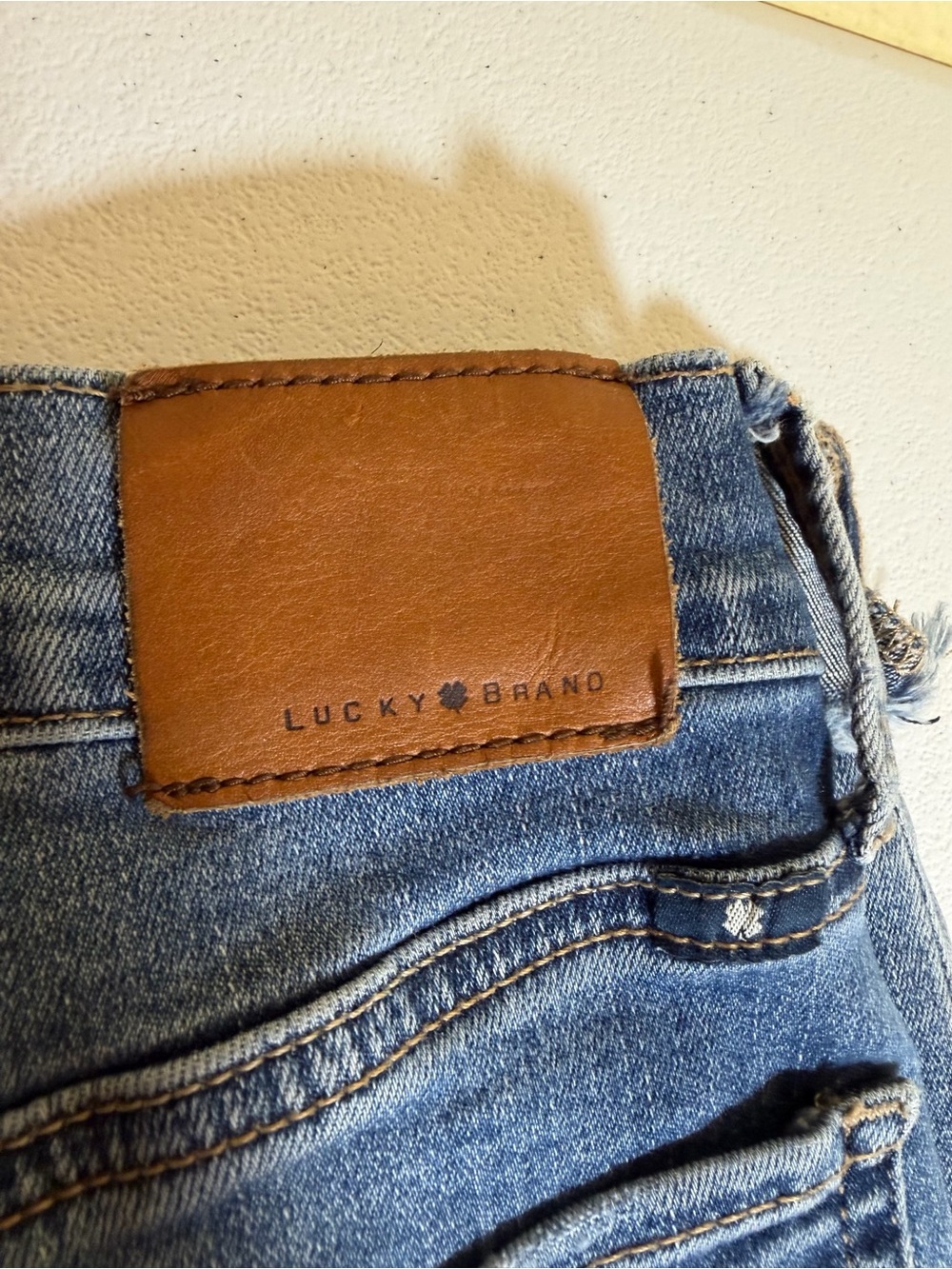 Lucky Brand Skinny Jeans Women’s Size 4/27 Medium Wash Distressed Raw Hem EUC - Picture 3 of 13